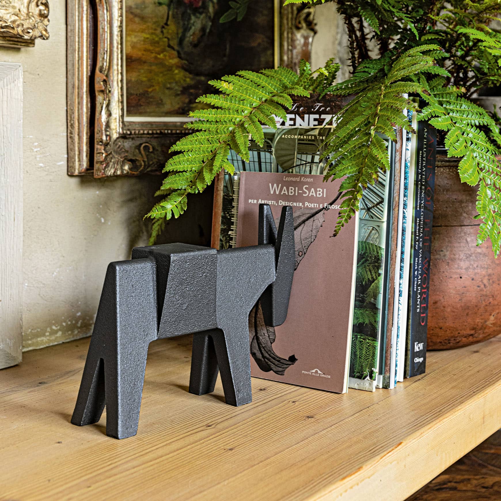 On y voit une décoration dans un intérieur professionnel
