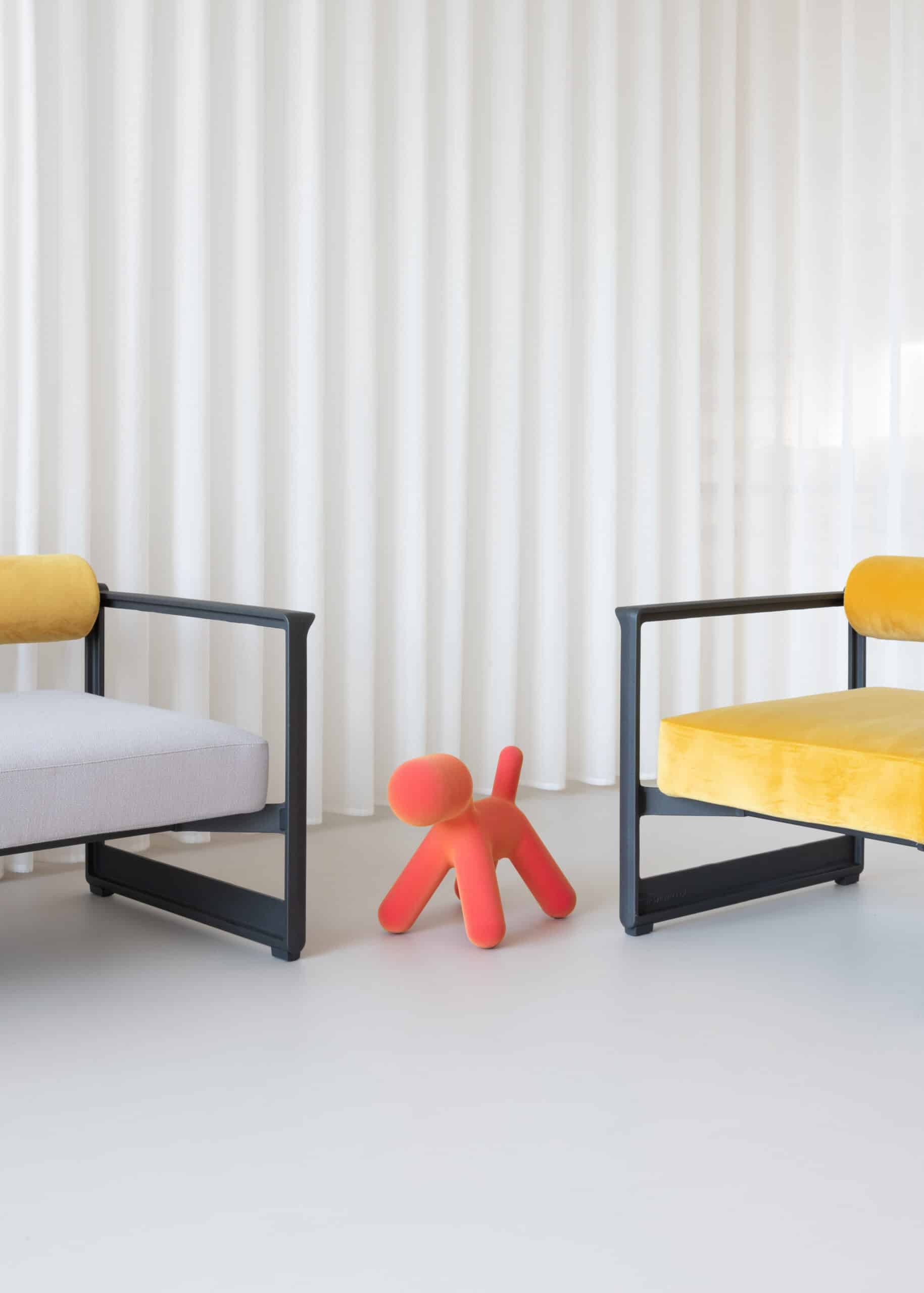 On y voit un chien design dans un intérieur professionnel