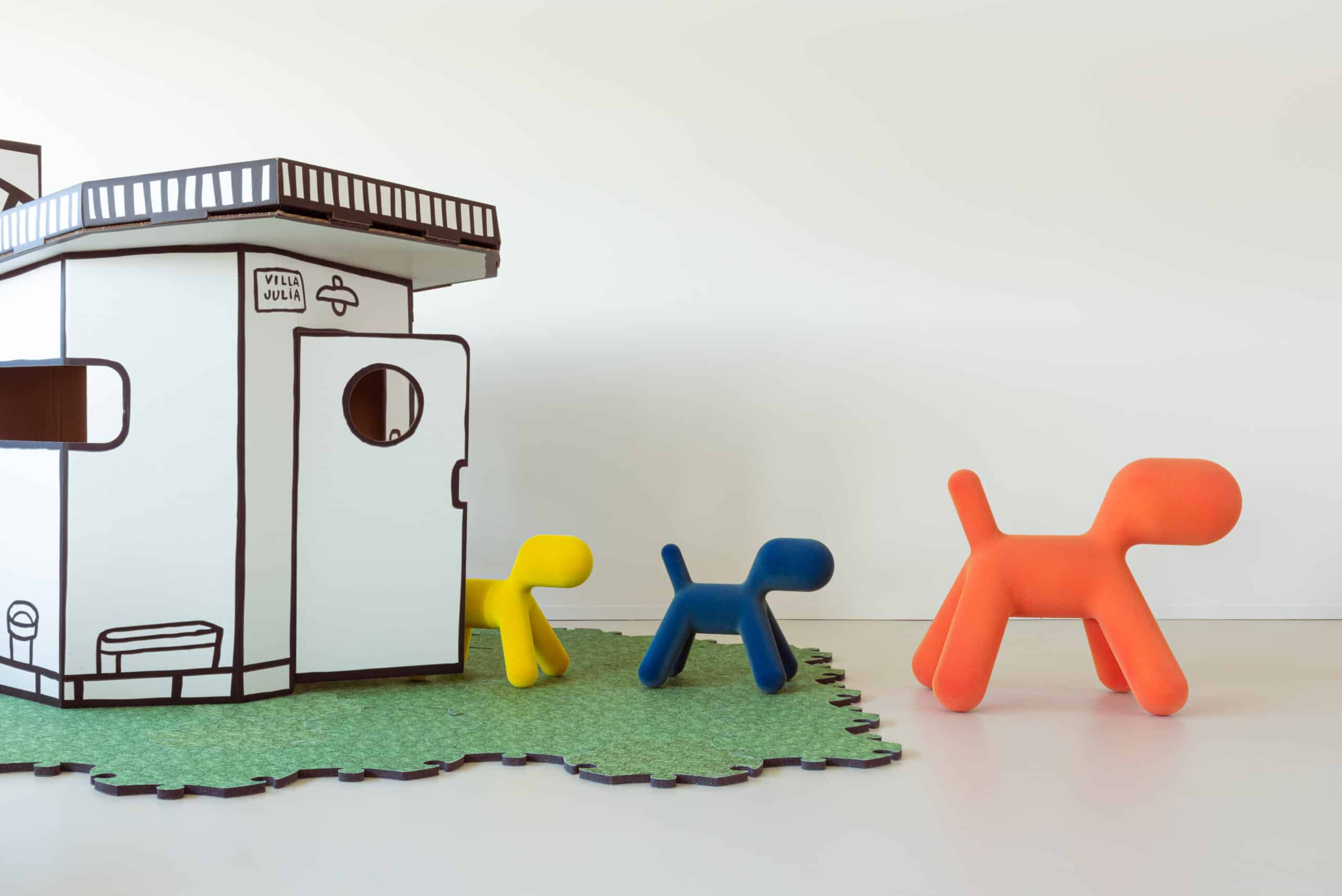 On y voit un chien design dans un intérieur professionnel