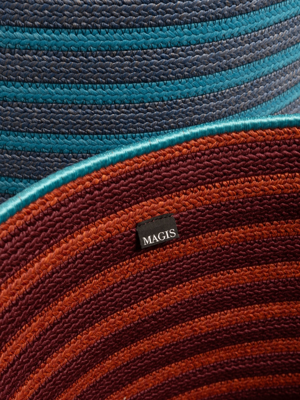 On y voit un panier de décoration design dans un intérieur professionnel