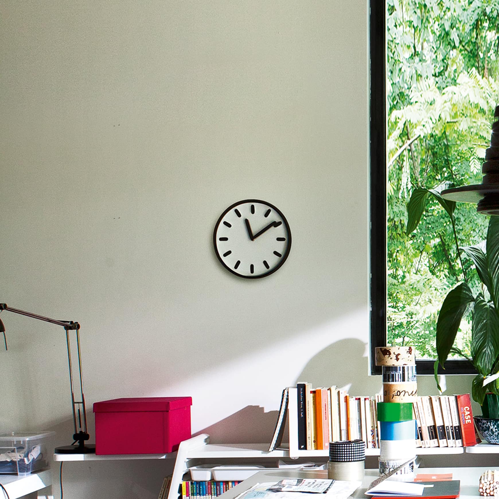 On y voit une horloge design dans un intérieur professionnel
