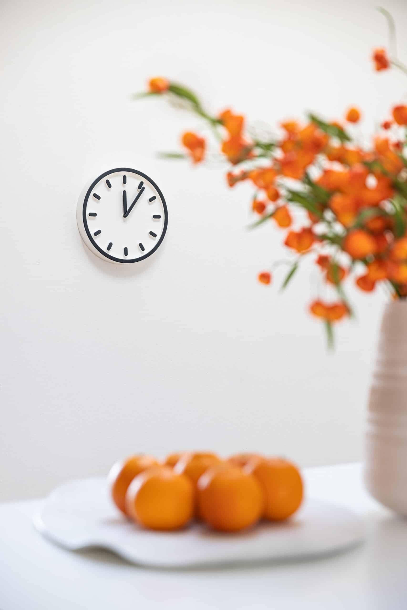 On y voit une horloge design dans un intérieur professionnel