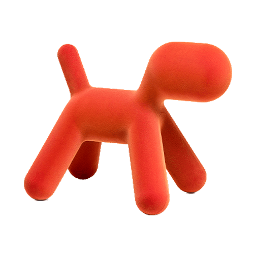 On y voit un objet de décoration en forme de chien orange