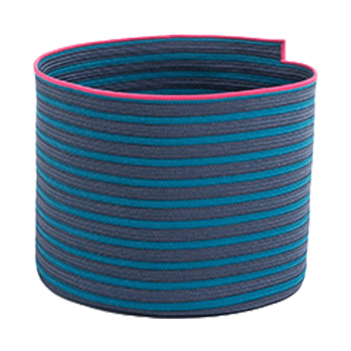 On y voit un panier de décoration bleu