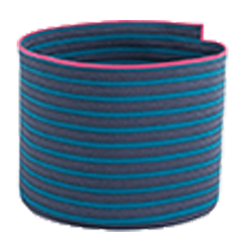 On y voit un panier de décoration bleu