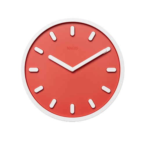 On y voit une horloge orange design