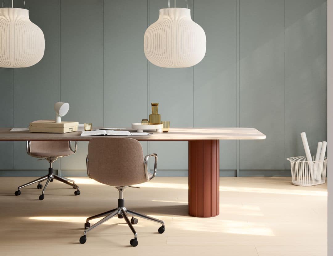 On y voit une collection de table de design dans un intérieur professionnel