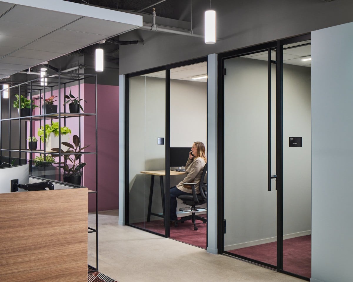 On y voit un intérieur professionnel avec de nombreuses cabines acoustiques design