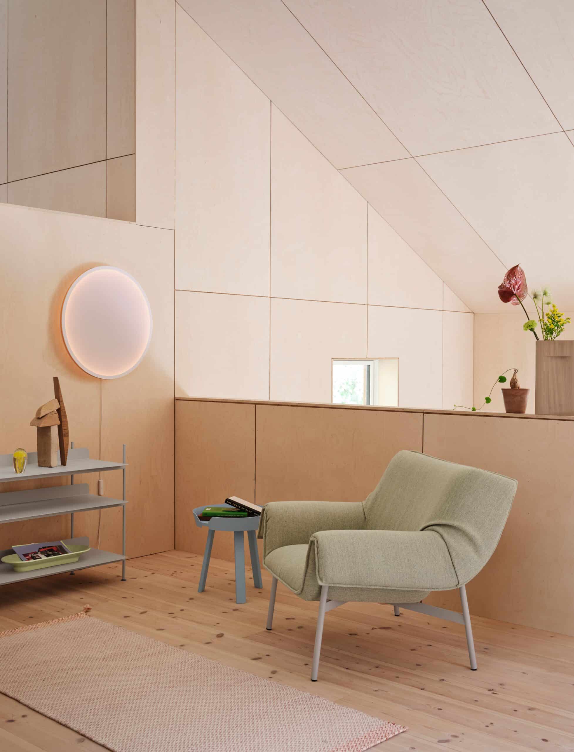 On y voit une lampe de bureau murale dans un intérieur professionnel