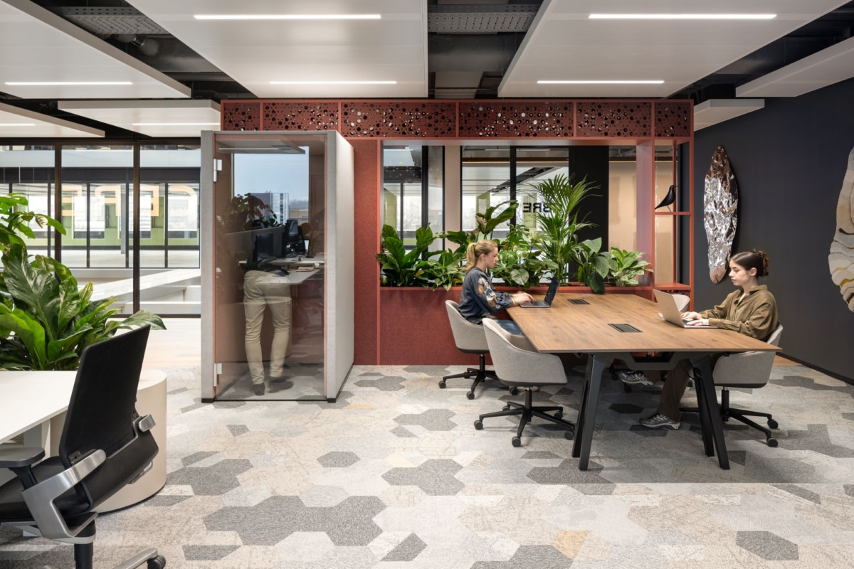 On y voit un intérieur design avec du mobilier design