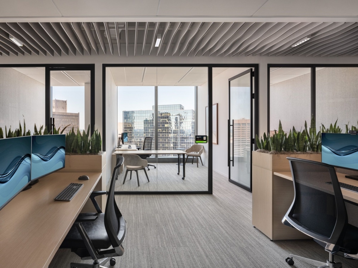 On y voit un aménagement d'espace tertiaire accompagné de mobilier professionnel