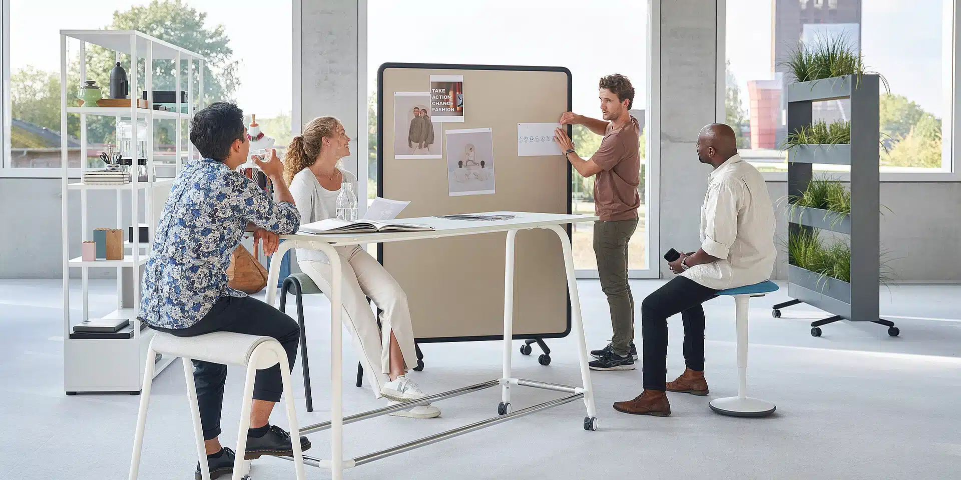 On y voit du mobilier coworking design dans un intérieur professionnel
