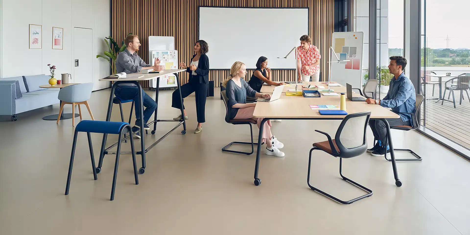 On y voit du mobilier coworking design dans un intérieur professionnel