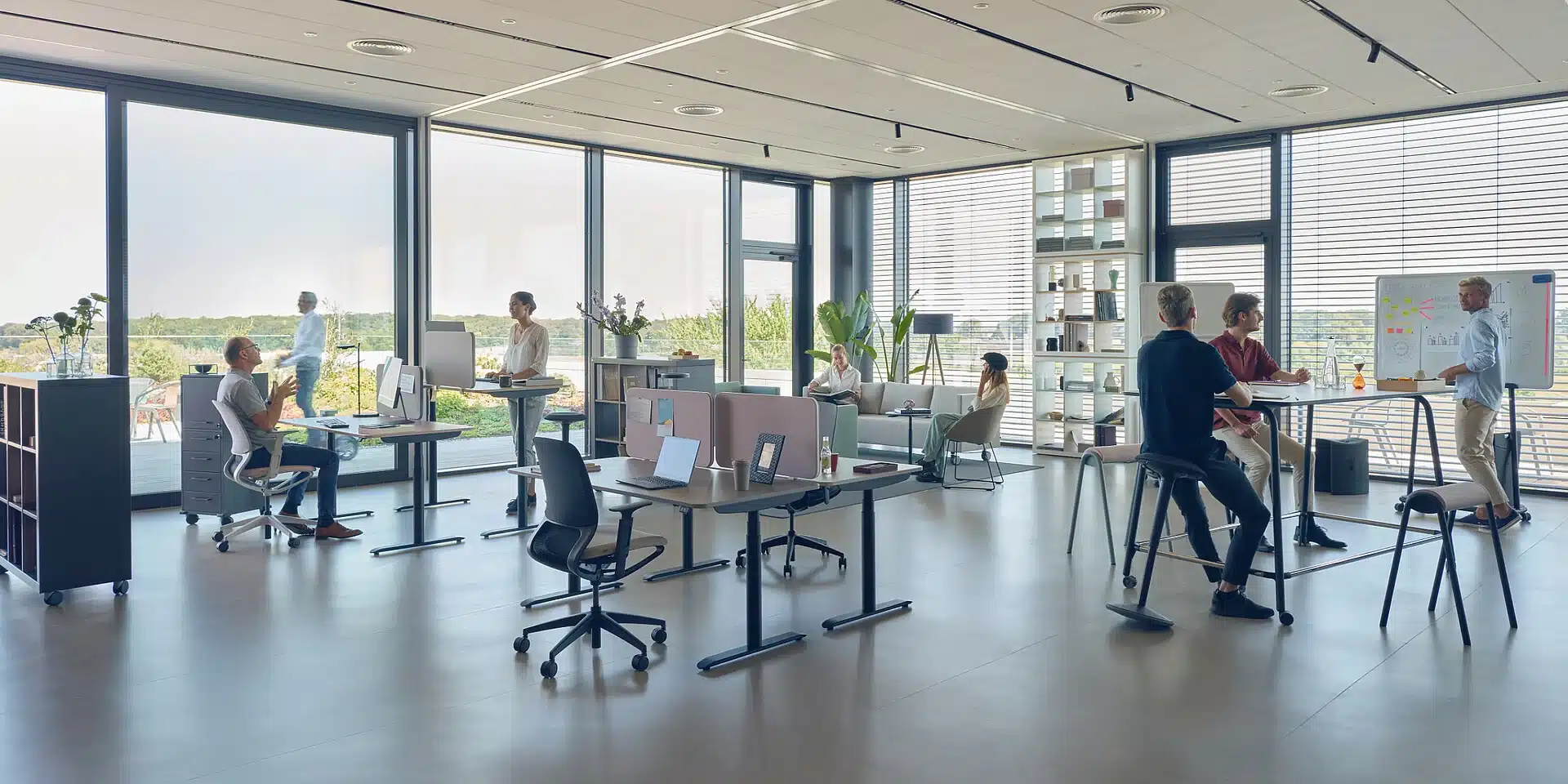 On y voit un bureau opérateur design dans un intérieur professionnel