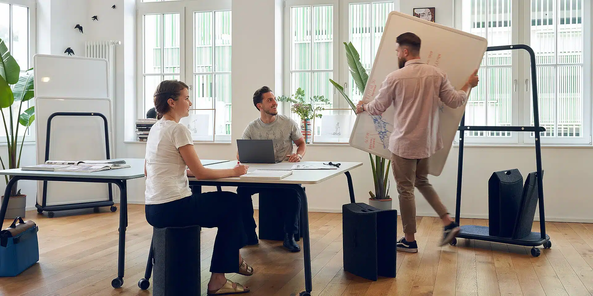 On y voit du mobilier coworking design dans un intérieur professionnel