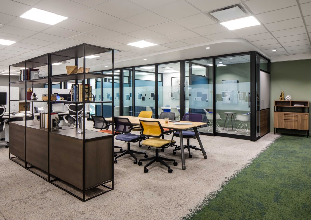 On y voit un aménagement d'espace tertiaire accompagné de mobilier professionnel