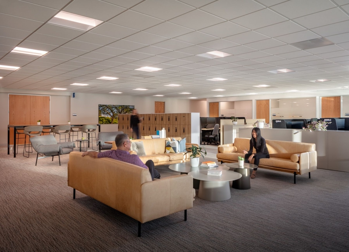 On y voit un aménagement d'espace tertiaire accompagné de mobilier professionnel