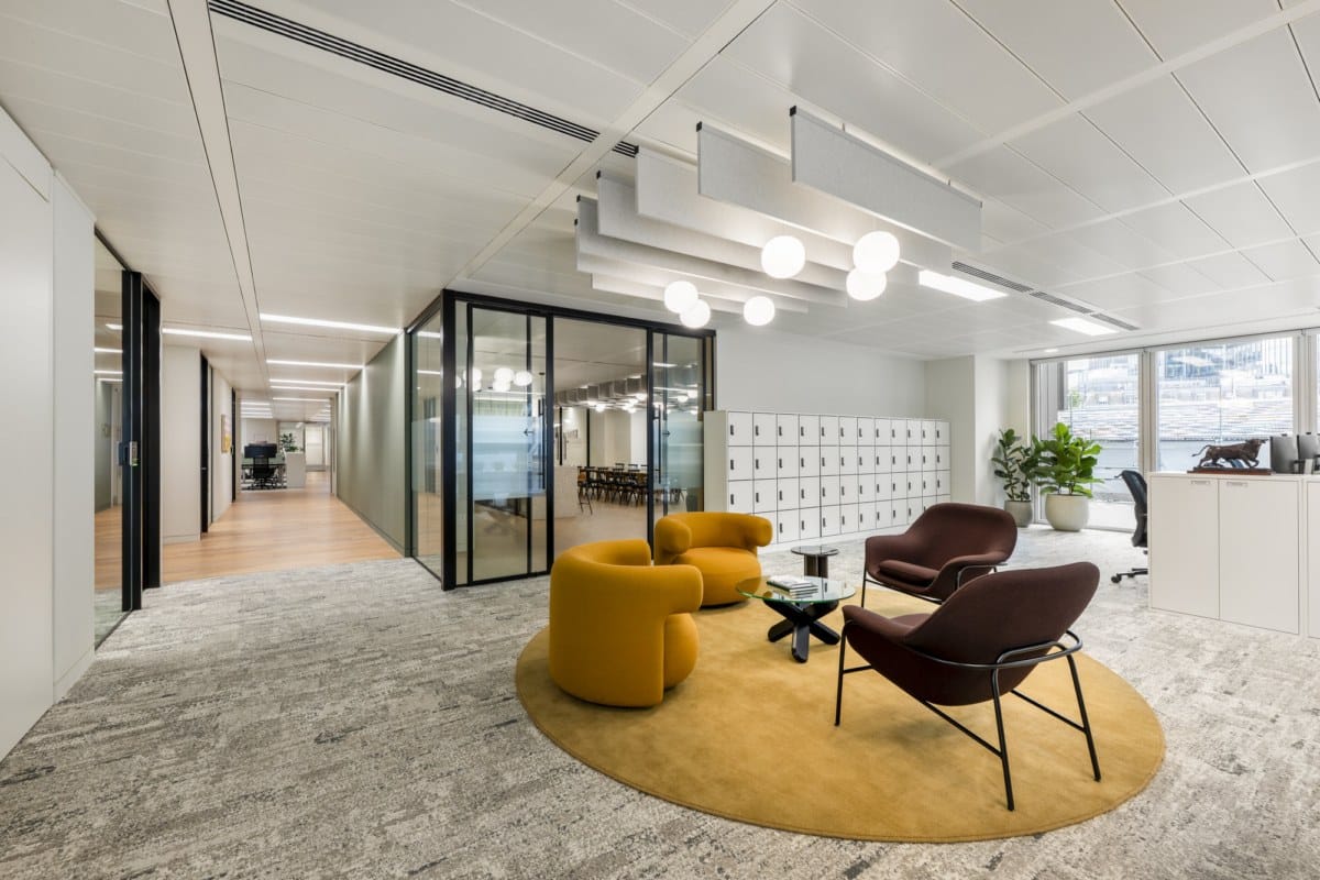 On y voit un aménagement d'espace tertiaire accompagné de mobilier professionnel
