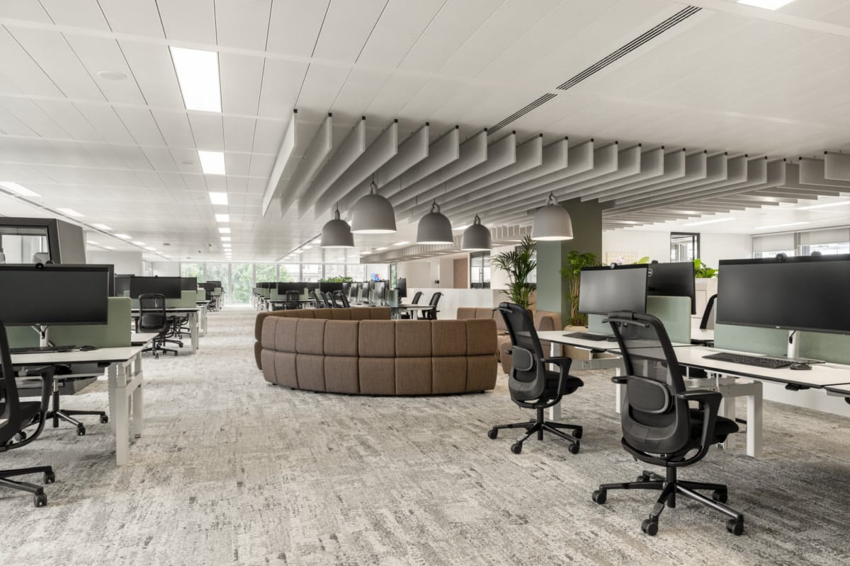 On y voit du mobilier acoustique design dans un intérieur professionnel