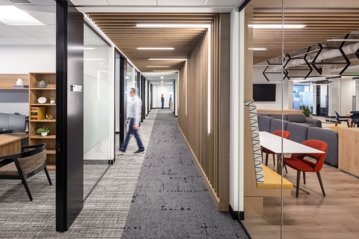 On y voit un aménagement d'espace tertiaire accompagné de mobilier professionnel