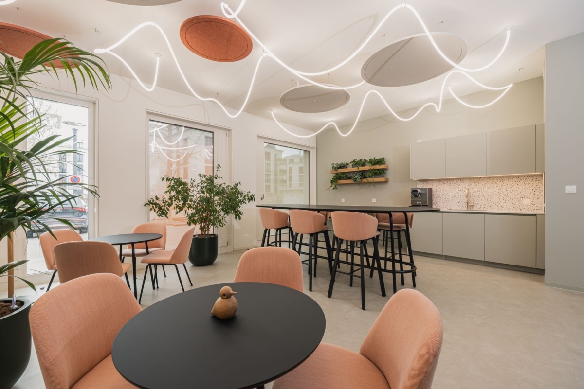 On y voit un intérieur design avec du mobilier design