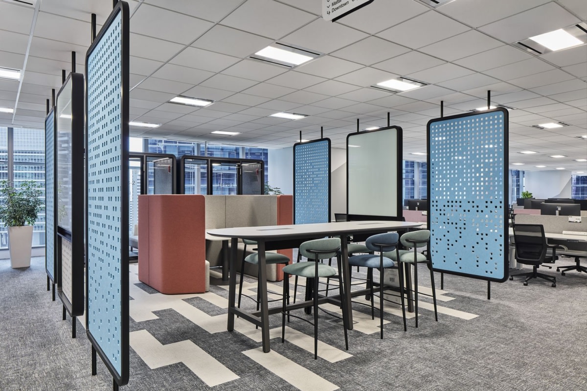 On y voit un intérieur design avec du mobilier design