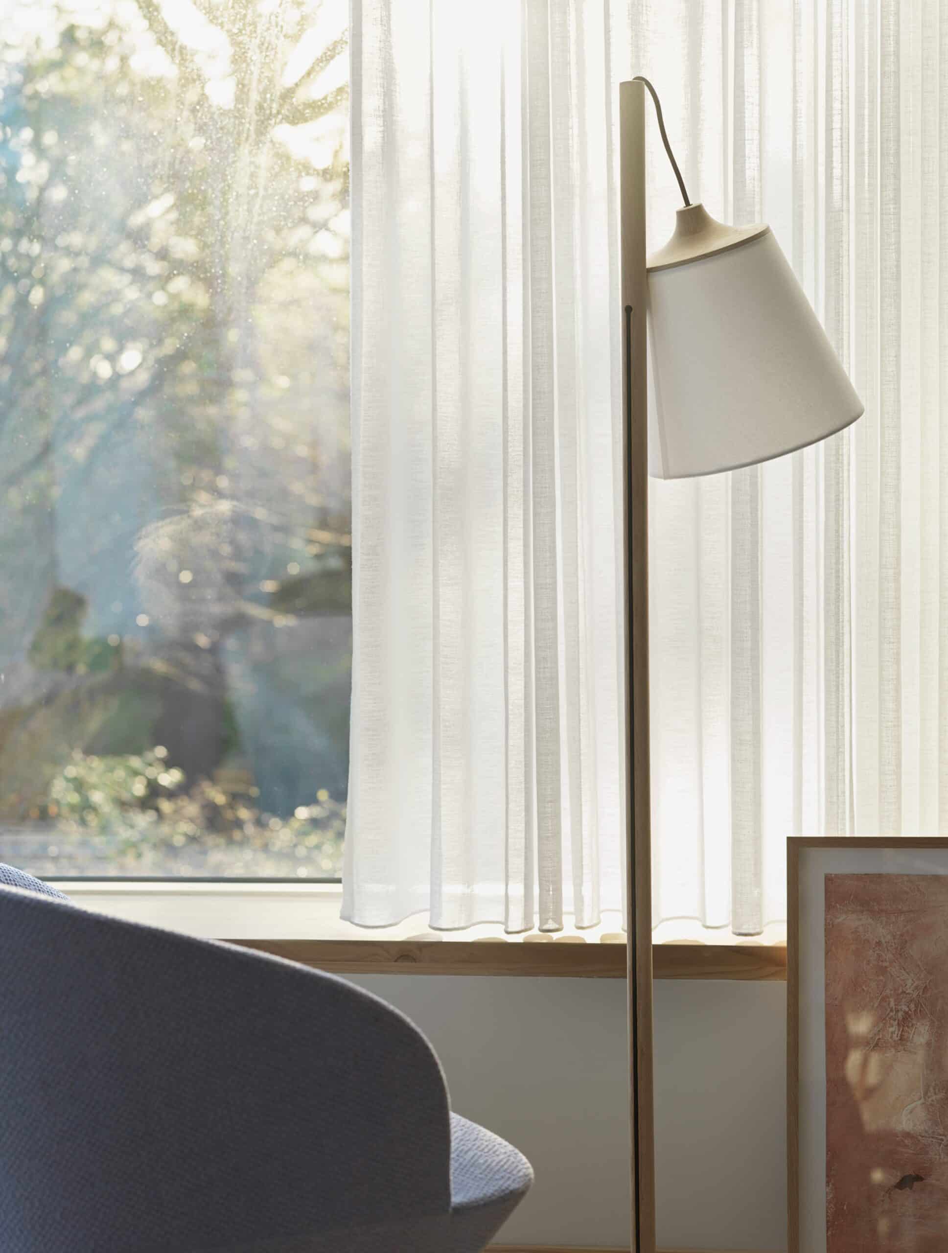 On y voit un lampadaire design dans un intérieur professionnel design
