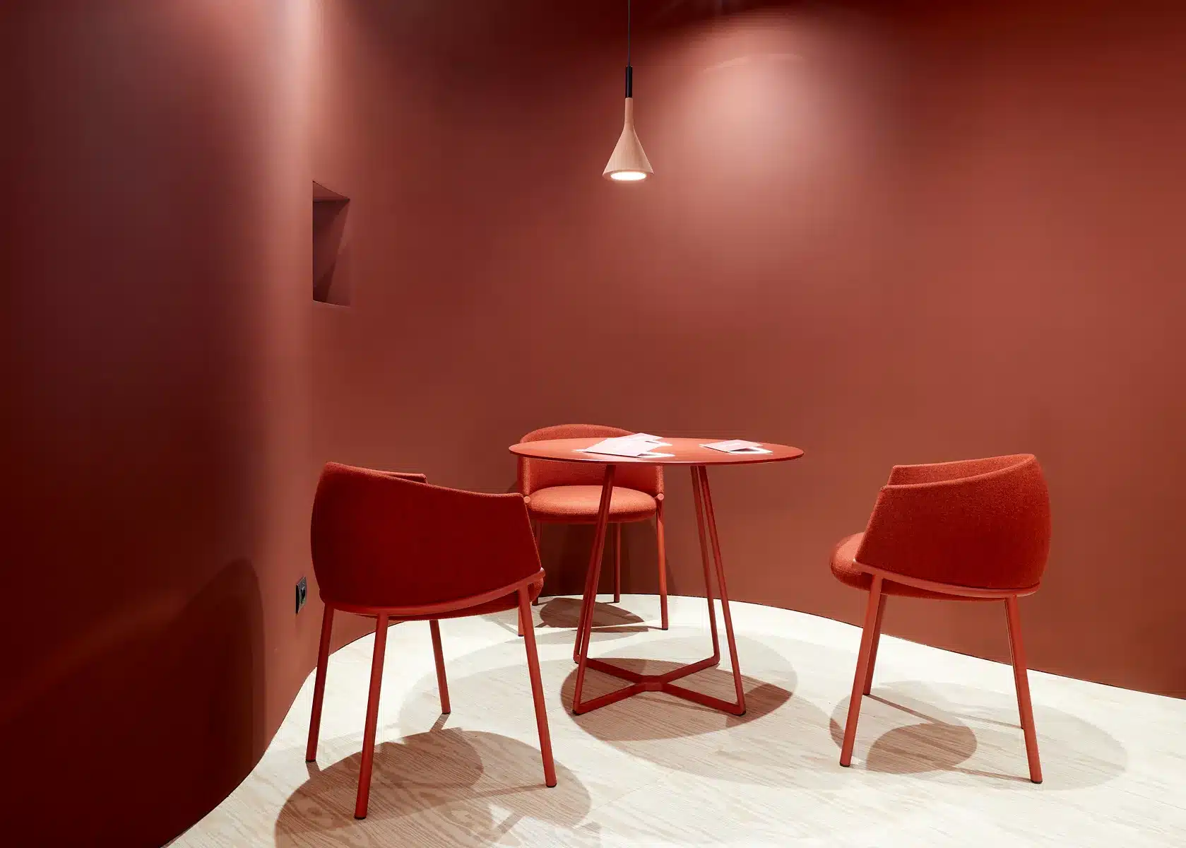 On y voit une chaise design dans un intérieur professionnel