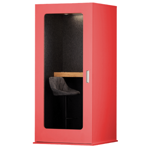 On y voit une cabine acoustique design rouge