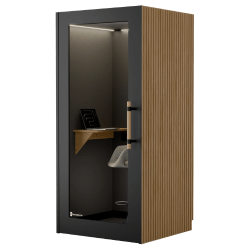 On y voit une cabine acoustique noir et bois
