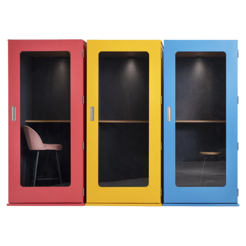 On y voit une cabine acoustique design rouge, jaune, bleu