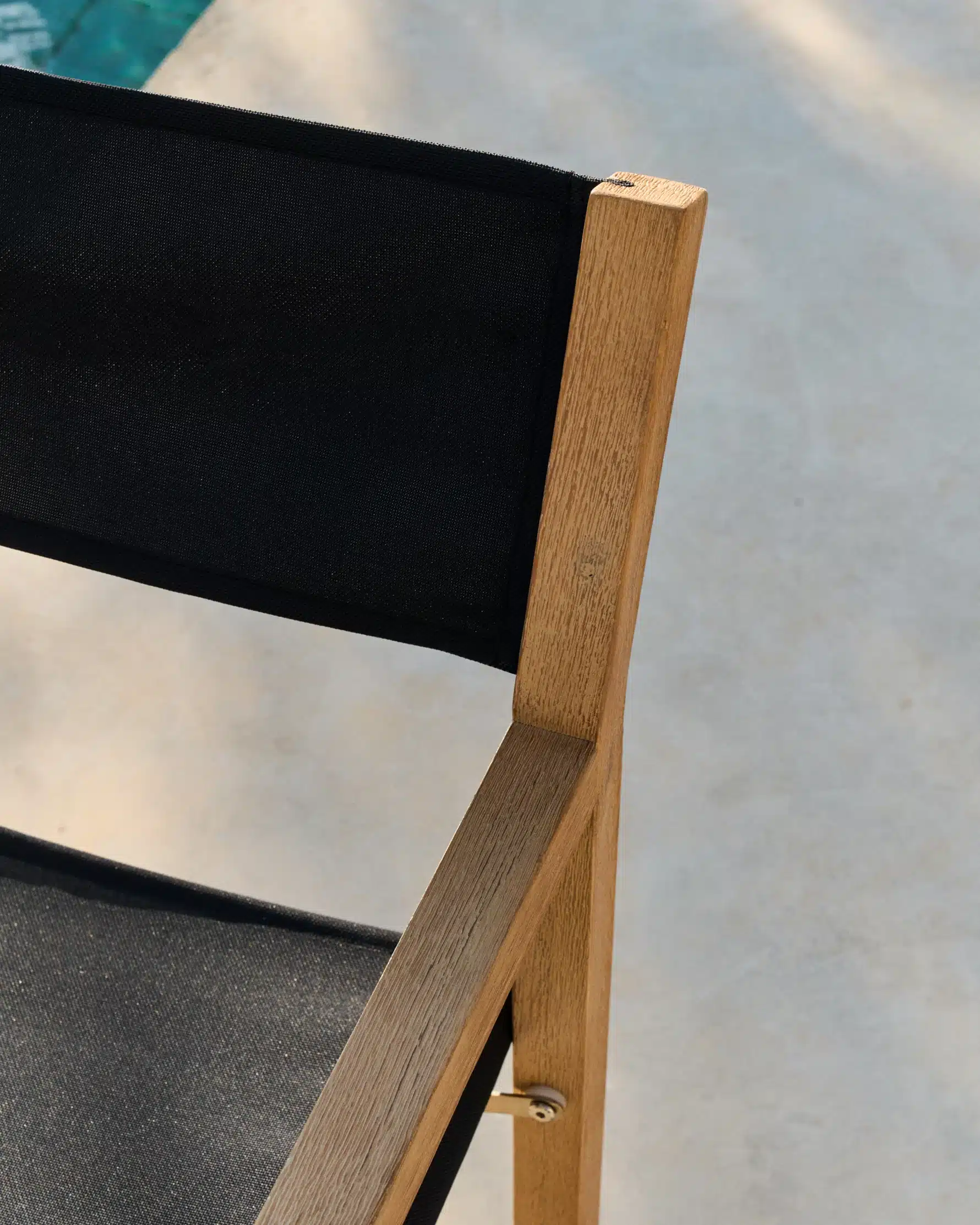 On y voit une chaise extérieur design
