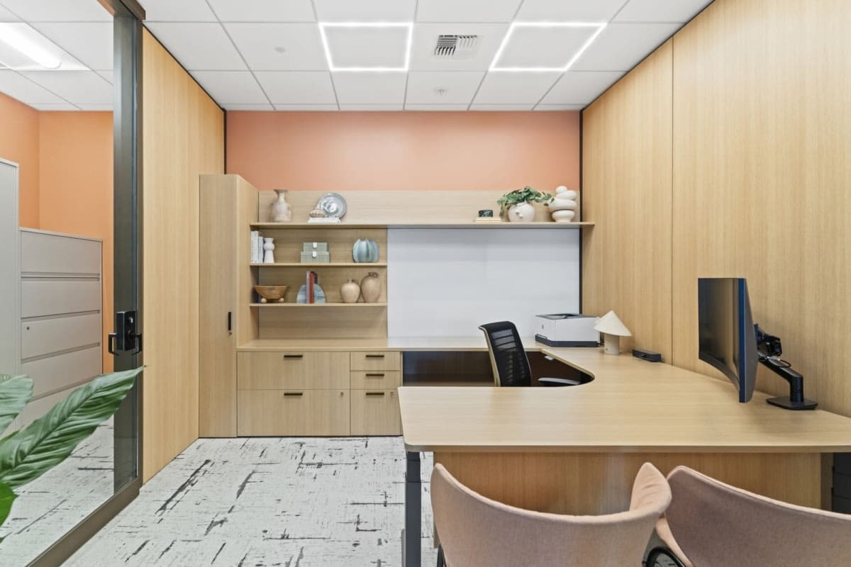 On y voit un aménagement d'espace professionnel dans un bureau privée