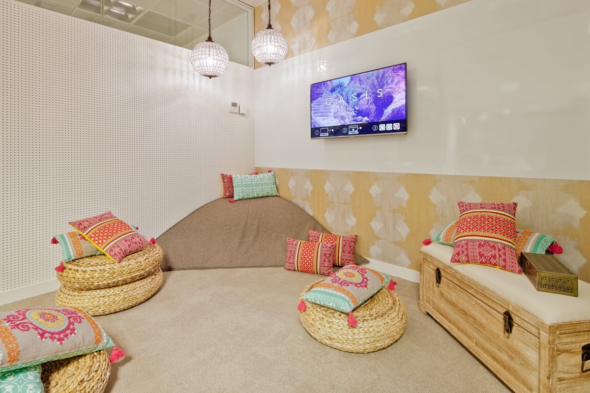 On y voit un intérieur professionnel avec un espace de relaxation
