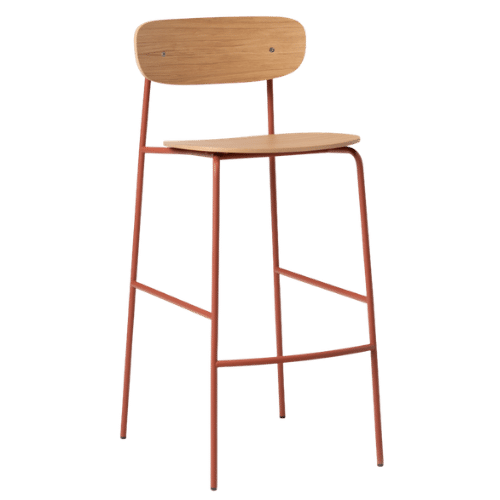 On y voit une chaise rouge design