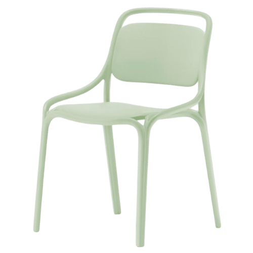On y voit une chaise vert d'eau