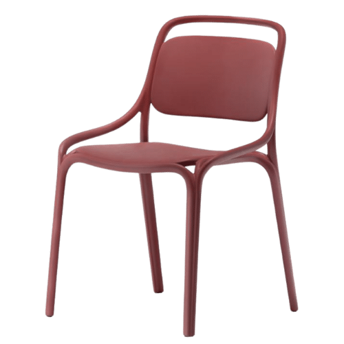 On y voit une chaise bordeaux