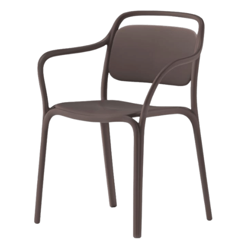 On y voit une chaise marron