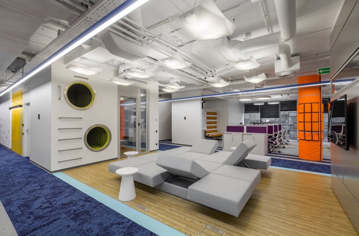 On y voit un intérieur professionnel avec un espace de relaxation