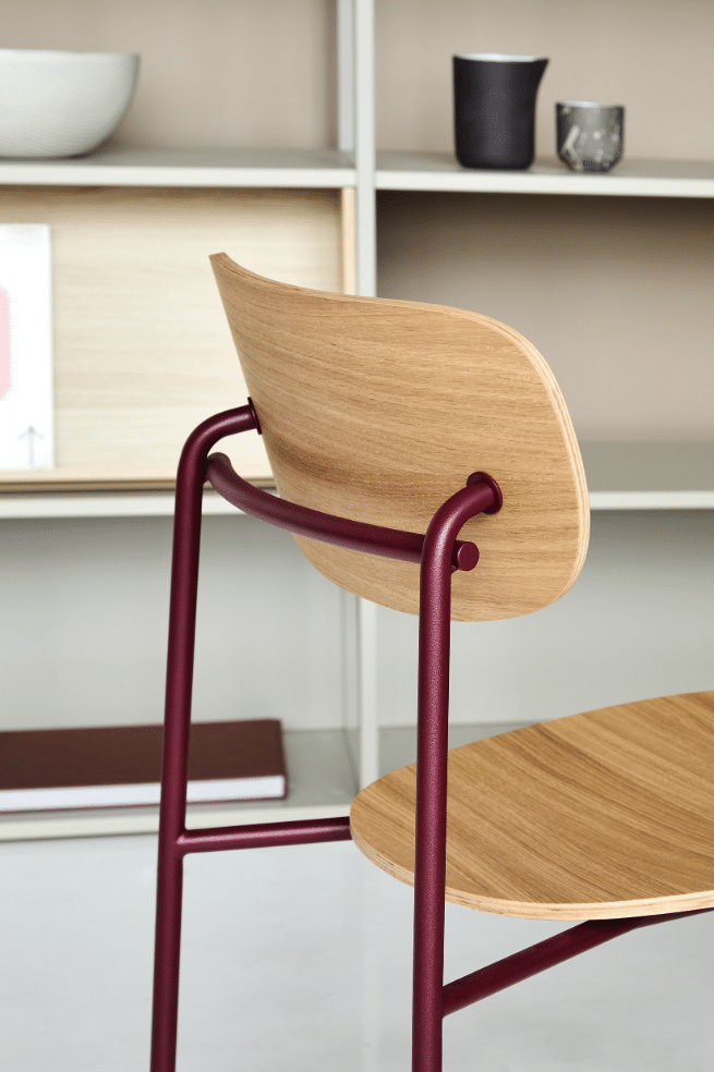 On y voit une chaise design dans un espace professionnel