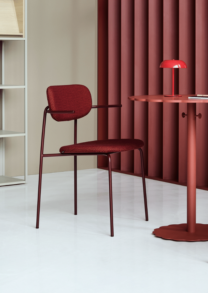 On y voit une chaise design dans un espace professionnel