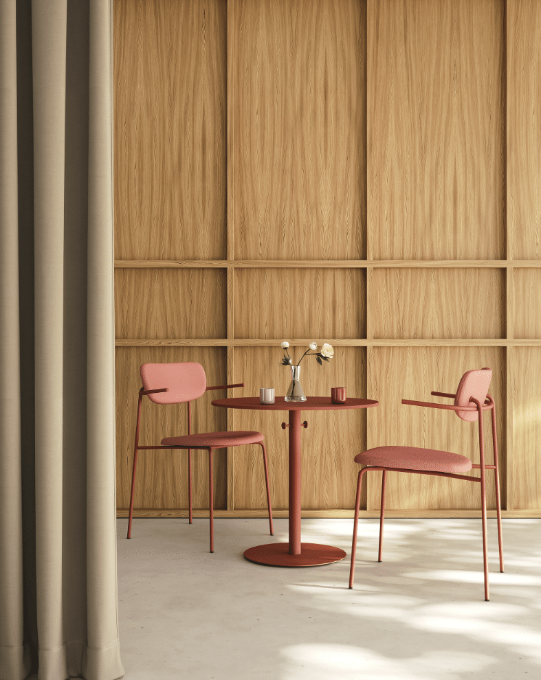 On y voit une chaise design dans un espace professionnel