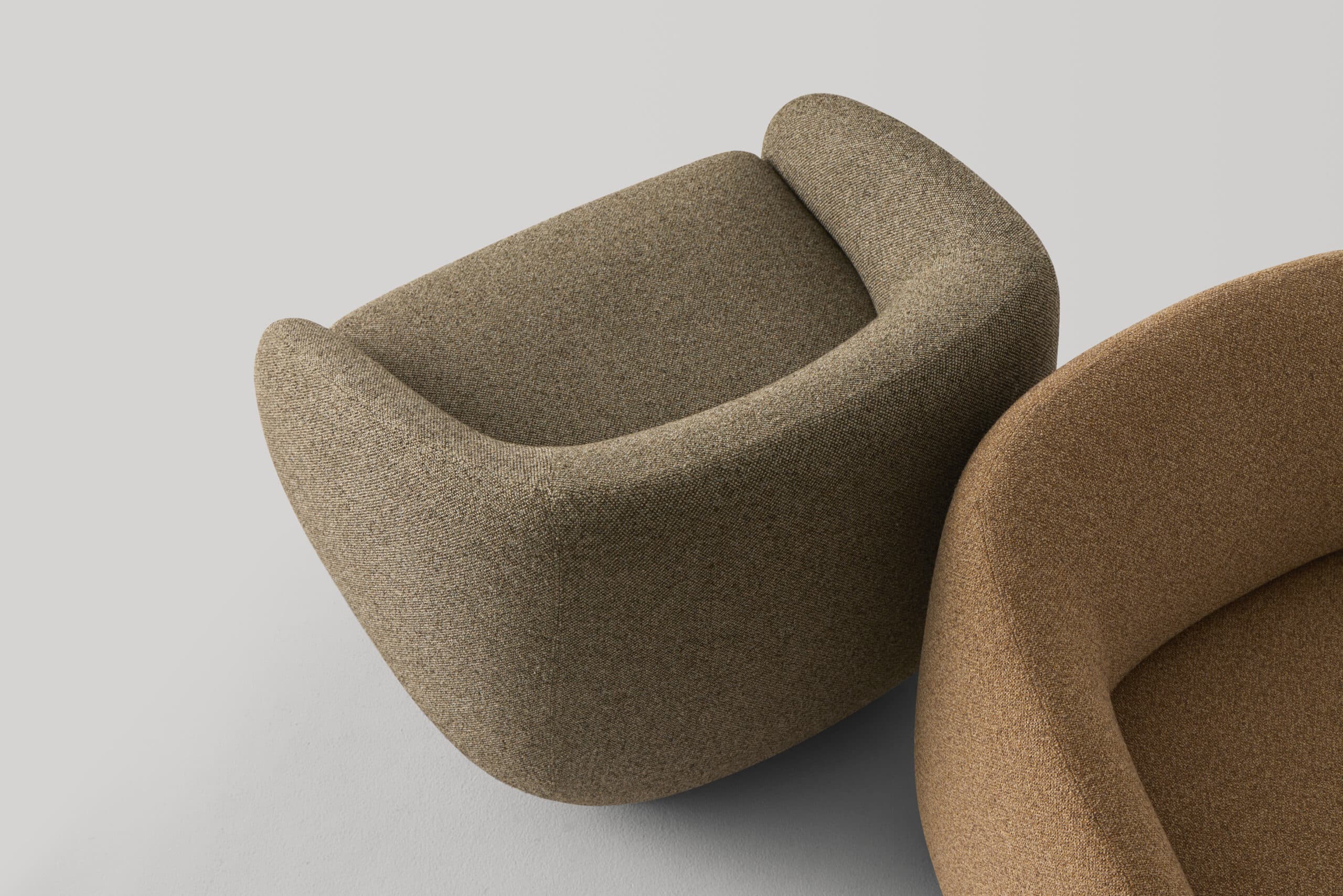 On y voit un fauteuil lounge dans un espace professionnel