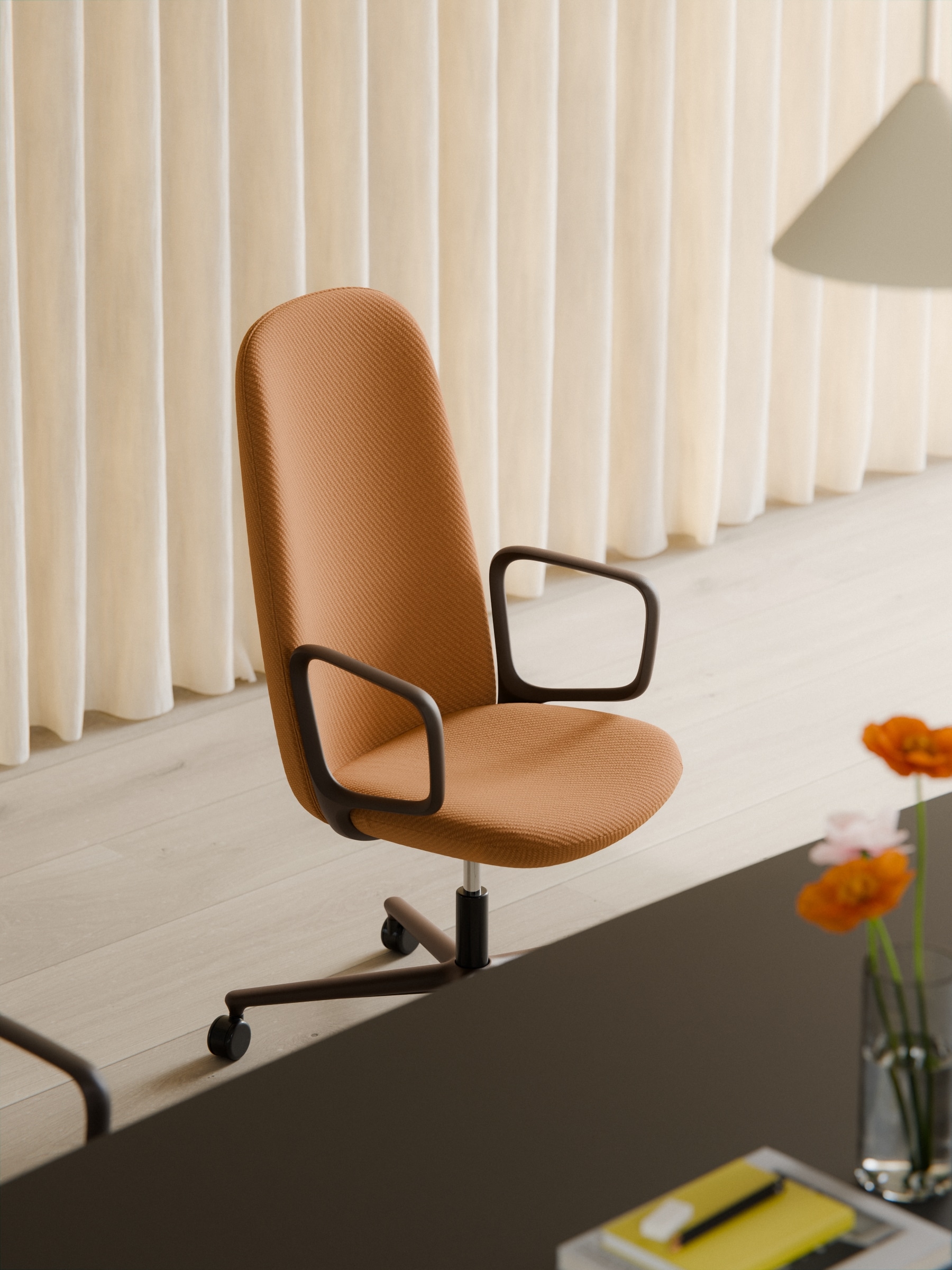 On y voit une chaise de conférence marron dans un espace professionnel