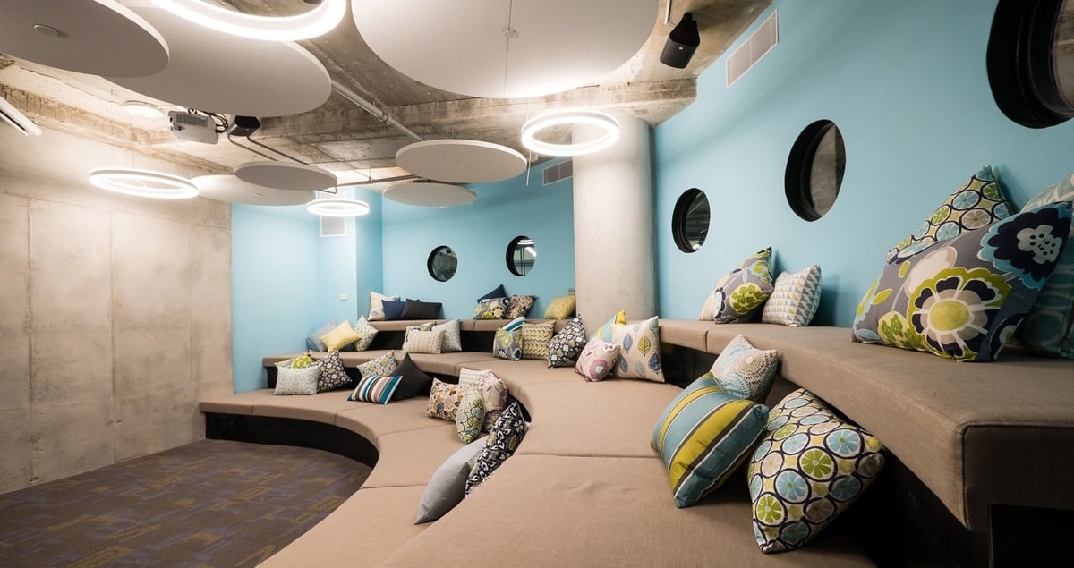 On y voit un intérieur professionnel avec un espace de relaxation
