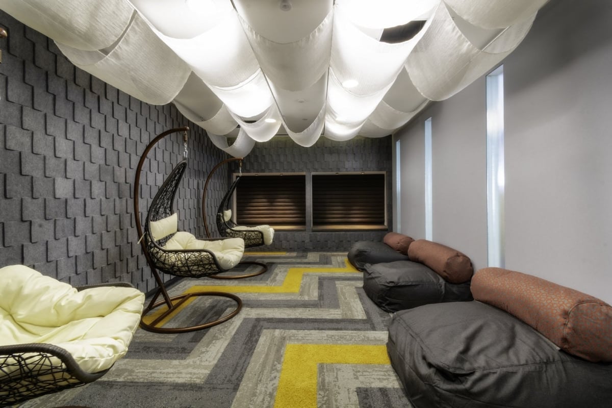 On y voit un intérieur professionnel avec un espace de relaxation