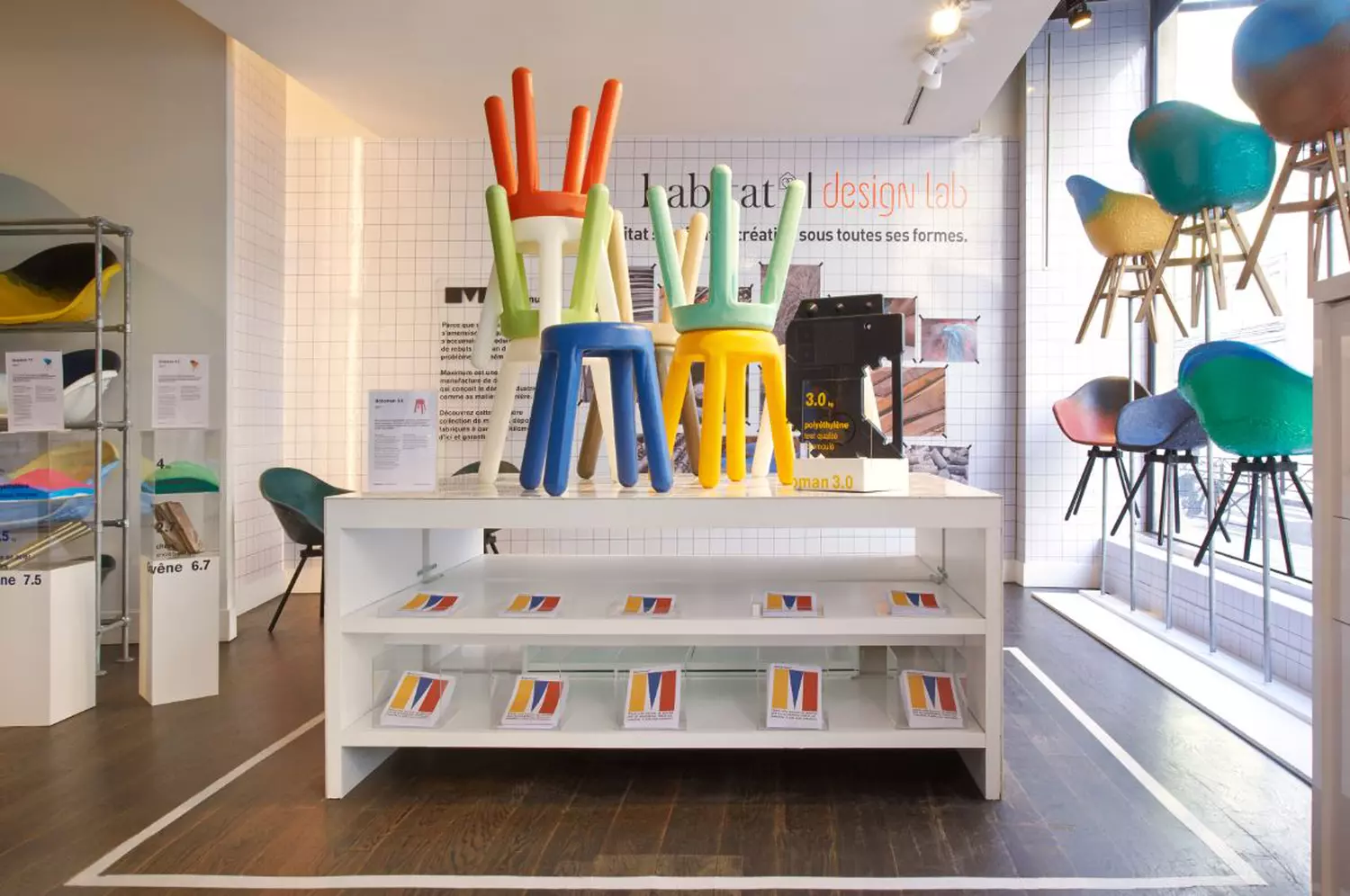 On y voit un intérieur professionnel design avec du mobilier de seconde main