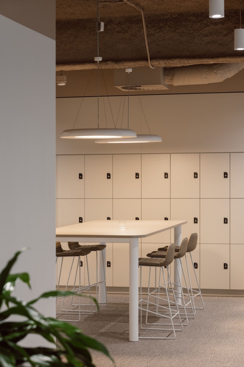 On y voit un intérieur professionnel avec un espace de rangement
