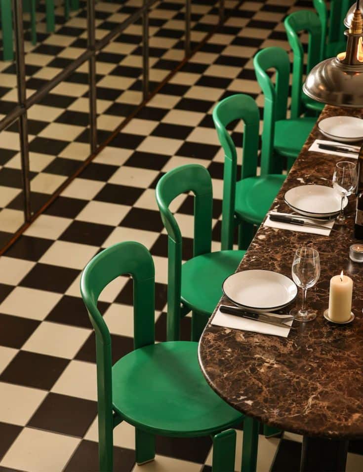 On y voit un intérieur professionnel design