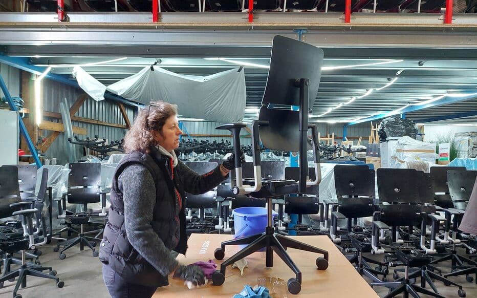 On y voit un intérieur professionnel design avec du mobilier de seconde main